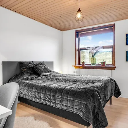 Дом отдыха 4 Bedroom In